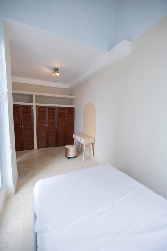 Secondary bedroom with built-in closet and city view at PH Loft 41 Punta Pacifica Panama