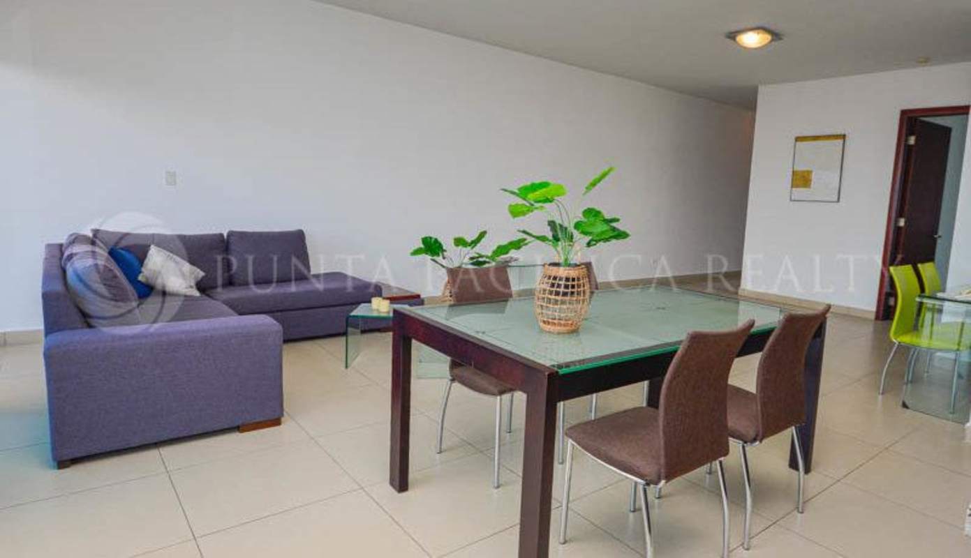 Large bedroom with floor-to-ceiling windows and city skyline views in PH Oceanaire Panama