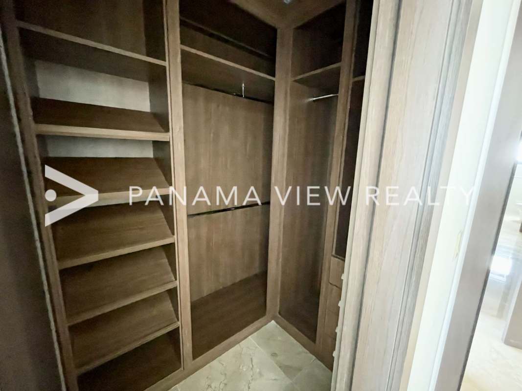 Bedroom with large window, ensuite bathroom, golf views PH The Colonial Santa María Panama