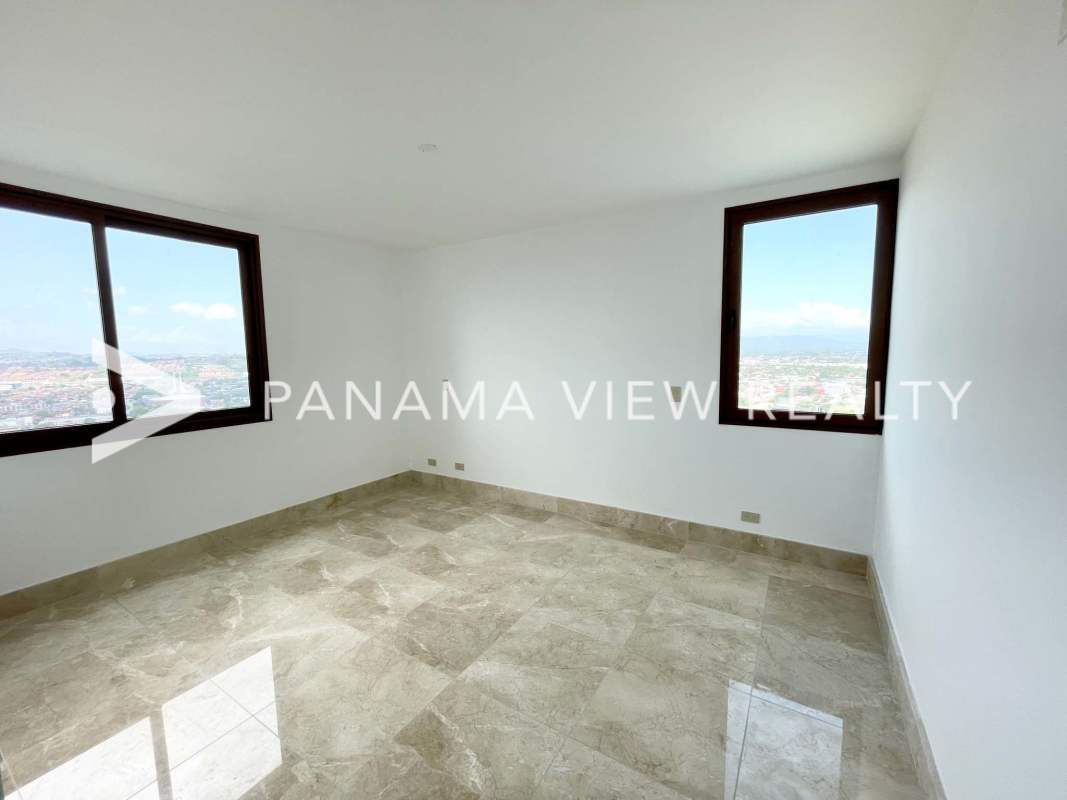 Private balcony with panoramic golf and skyline view PH The Colonial Santa María Panama