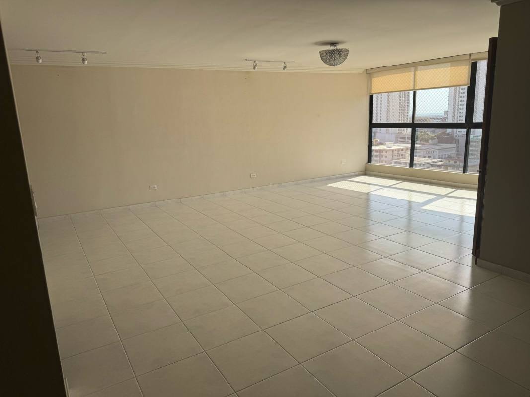 Bedroom with built-in closet, large window and ceramic floors at PH La Fontana Obarrio Panama