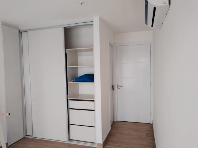 Bedroom with built-in wardrobe split air conditioning PH Velure Panama