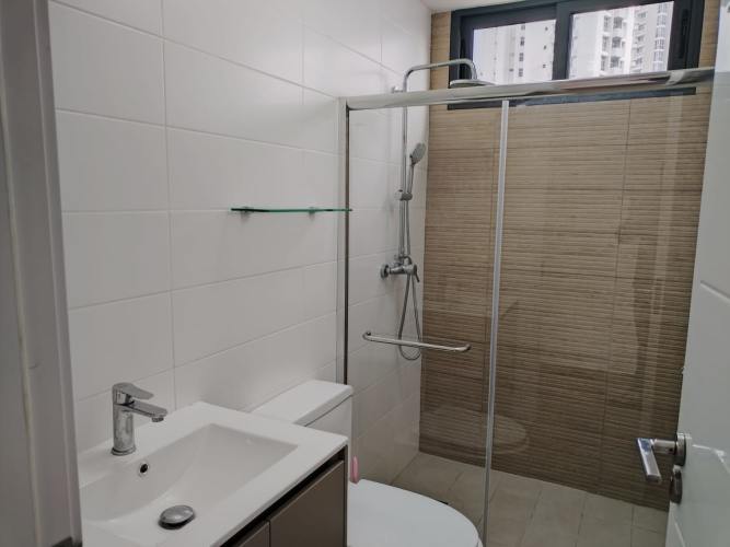 Modern bathroom with glass shower enclosure PH Velure Panama apartment