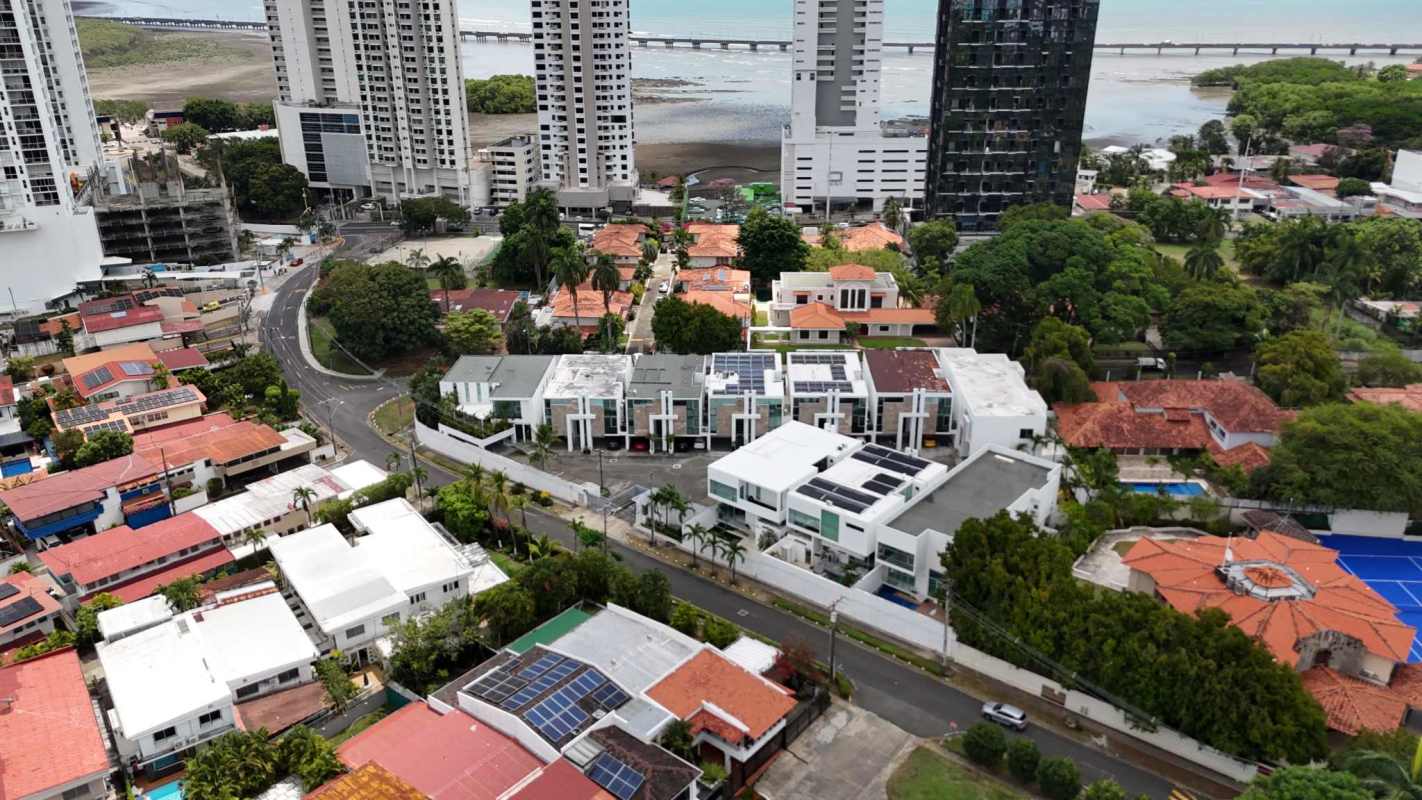 Spacious master bedroom with walk-in closet Bianco Loft Altos del Golf Panama