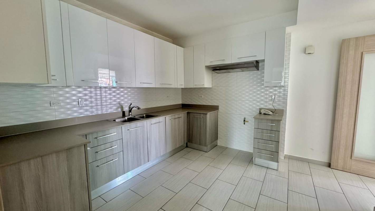 Minimalist bedroom with built-in wardrobe air conditioning PH The Towers San Francisco Panama