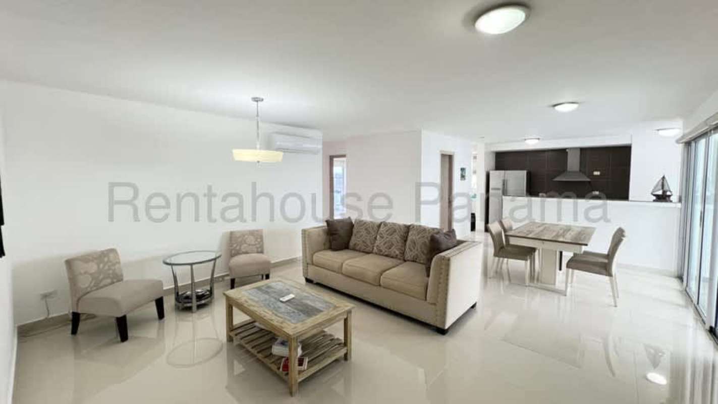 Expansive outdoor swimming pool with city views in PH Moon Tower Panama