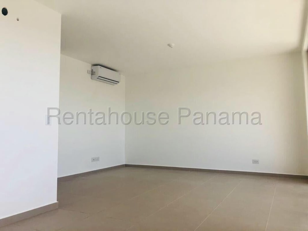 Bright modern living room with AC, ceramic tile floors in Golf Gardens PH Brisas del Golf Panama