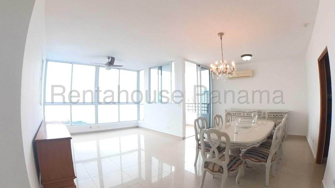Living room with ocean skyline views and floor-to-ceiling windows in PH Diamond Panama City