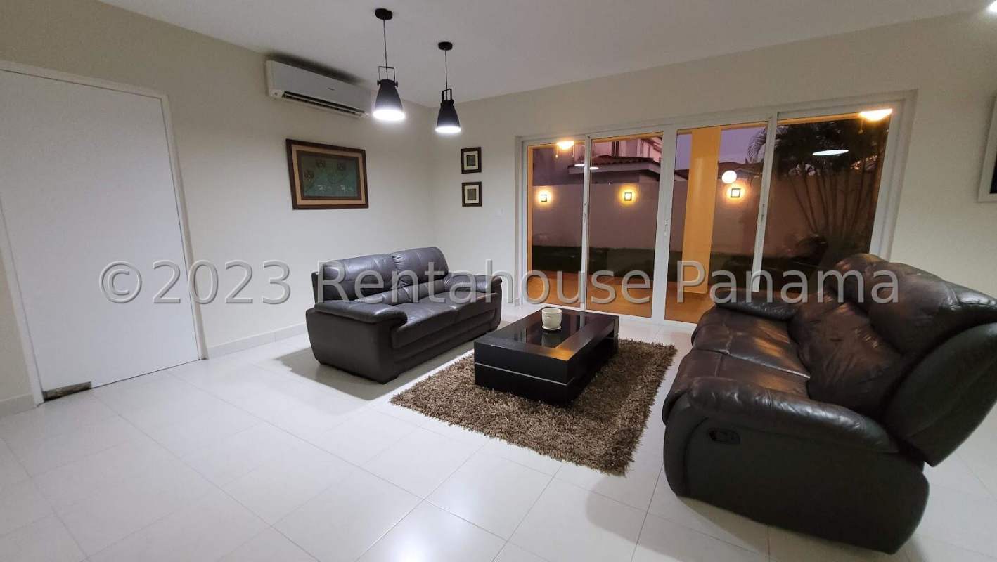 Kitchen in Quintas de Versalles Panama with granite countertops and stainless steel appliances