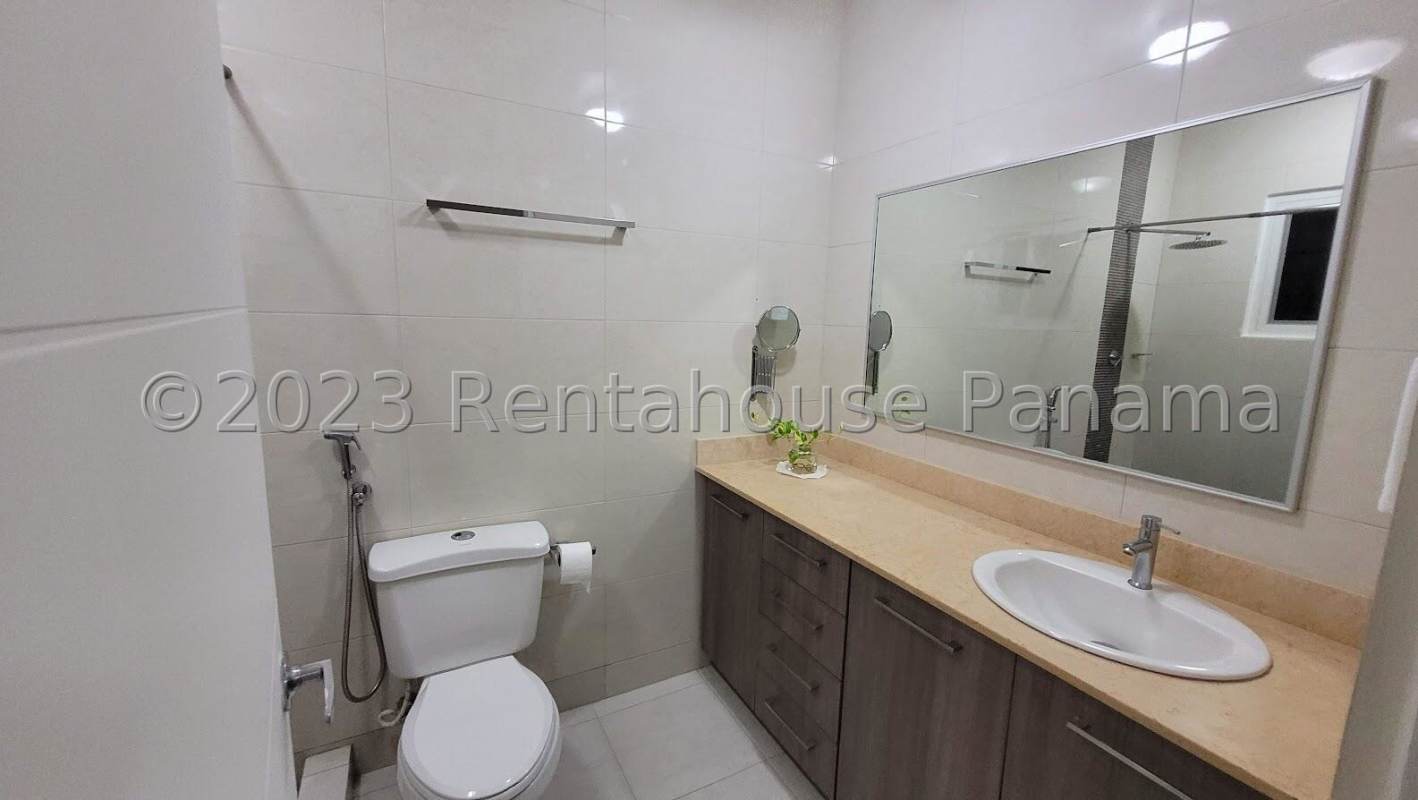 Modern bathroom in Quintas de Versalles with large mirror and beige tiles