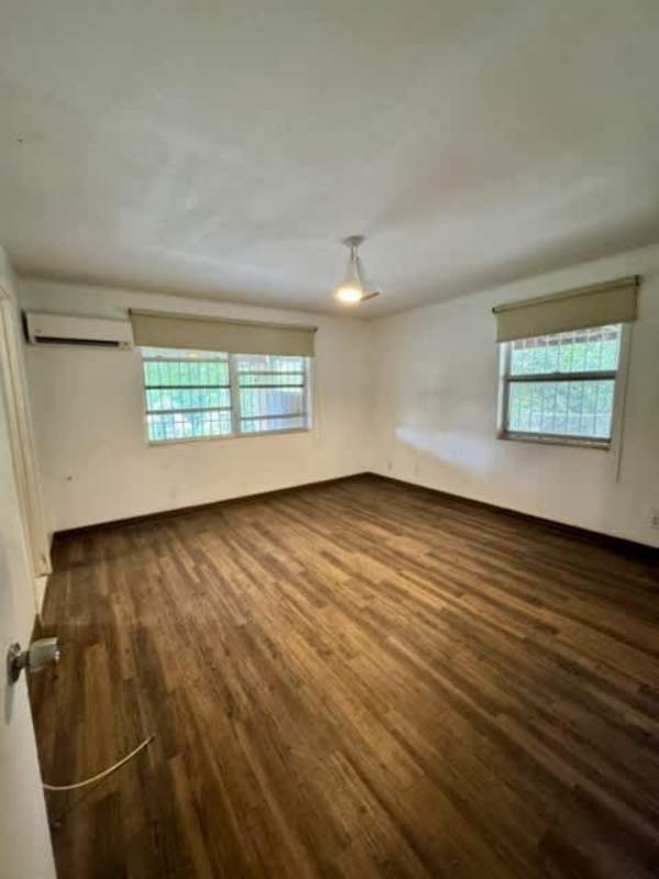 Large bedroom with closet, wood floor, AC split, bright windows in Clayton Panama