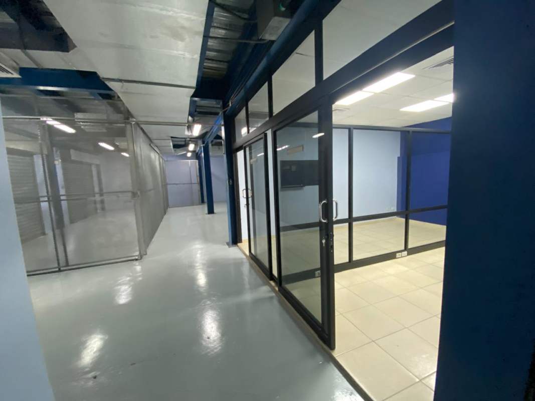 Industrial-style open warehouse interior with high ceiling Panama City Costa del Este