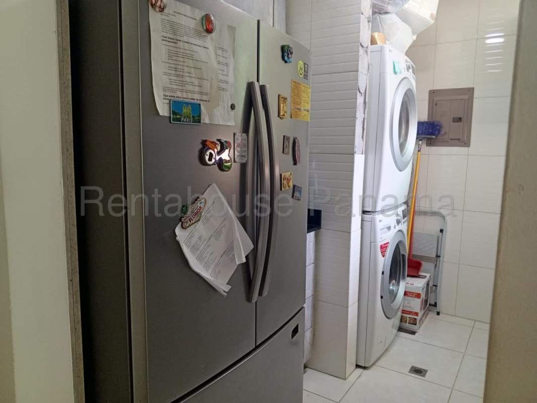 Bedroom with large closet, window, ceramic tile floor PH Vivendi Panama