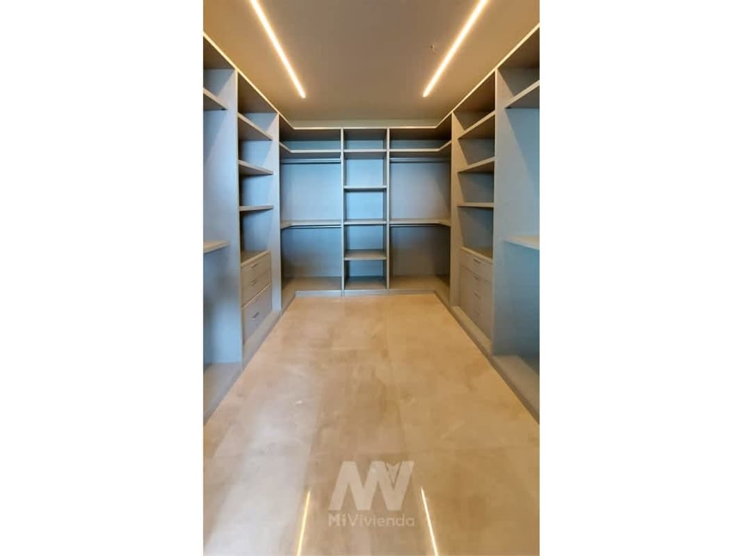 Spacious master bedroom with walk-in closet & panoramic views PH Albatross Panama