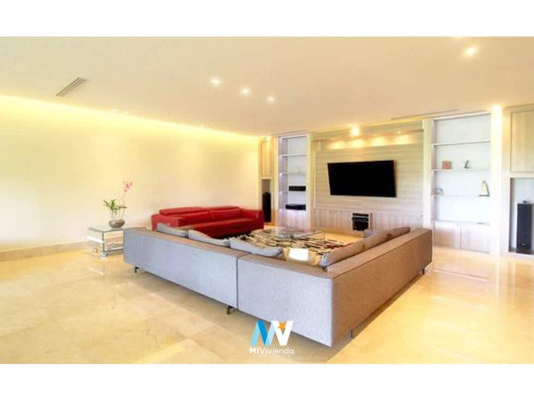 Luxury swimming pool surrounded by palm trees in The Reserve Santa Maria Golf & Country Club Panama