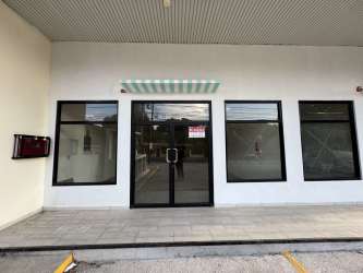 Large window glass storefront access in Bugaba David Chiriqui commercial plaza