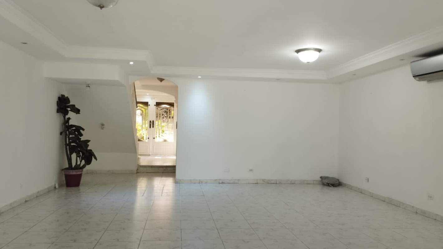 Spacious Remodeled 3BR Duplex with Large Garden Club X Betania