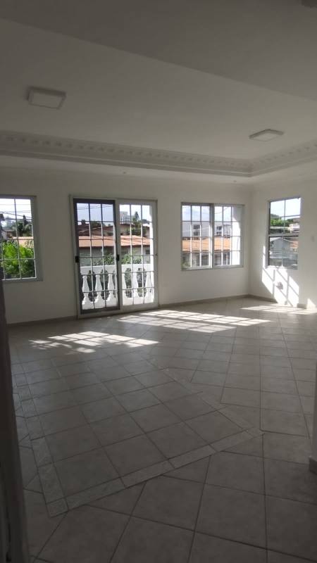 Covered terrace with tiled floor overlooking private yard in Betania duplex Panama