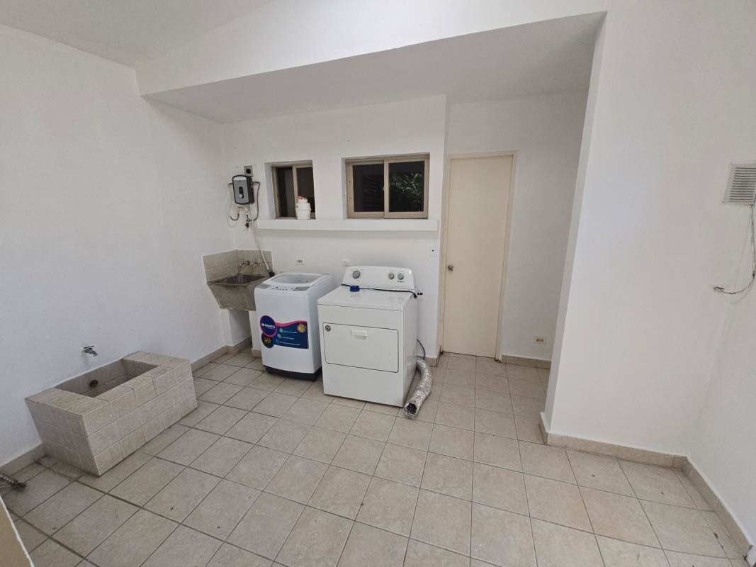 Large bathroom with bathtub and double sinks Embassy Gardens house for sale Panama City