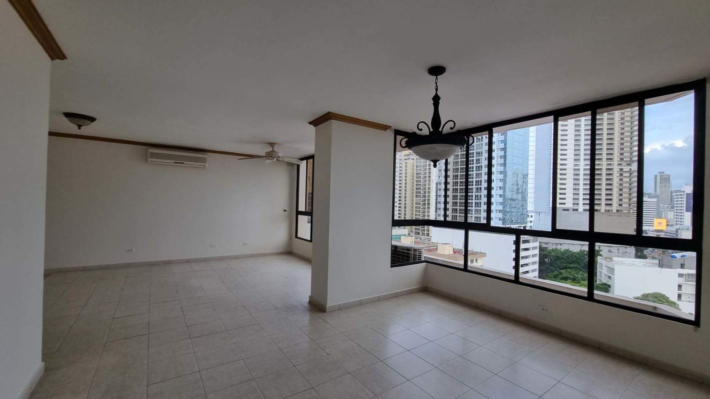 Building gym with cardio and weight training equipment in PH Primavera Obarrio