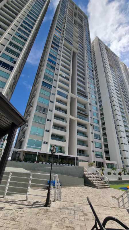 Furnished master bedroom with ocean view and ensuite bathroom in PH Terrasol San Francisco Panama