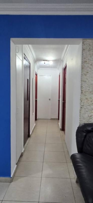 Master bedroom with ensuite bathroom, walk-in closet, tiled floor, window, and AC in PH Victory Tower Panama