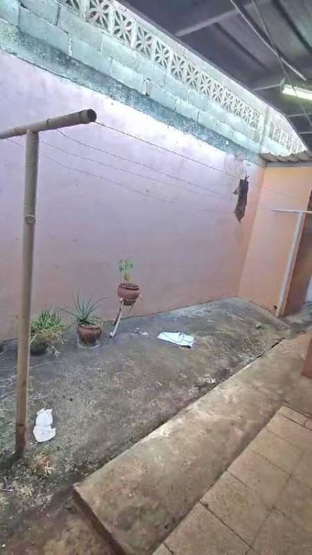 Small backyard with clothesline poles, garden space, concrete wall in Villa Licia Don Bosco Panama