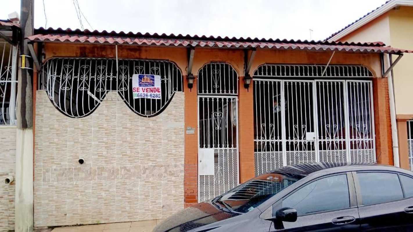 Single-story house with tiled facade, iron grills, parking space and for sale sign in Villa Licia Don Bosco Panama