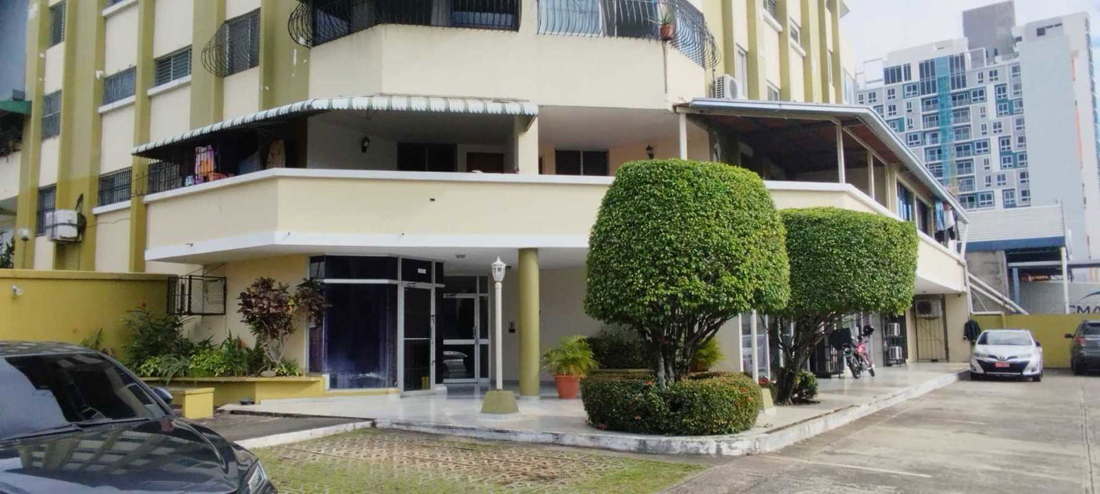 Office reception space with air-conditioning and glass partitions at PH Plaza del Istmo Panama City