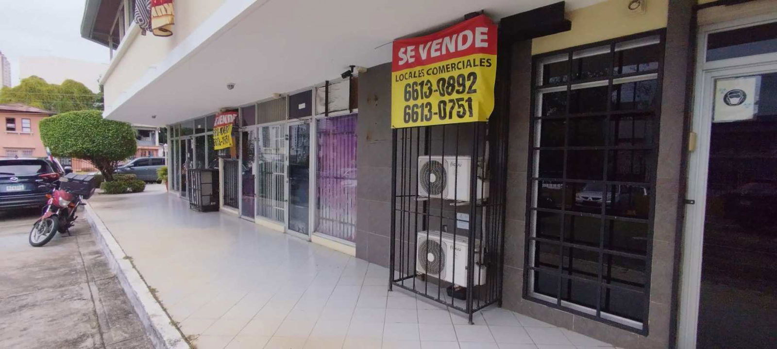 Empty commercial unit interior in PH Plaza del Istmo with tiled floors and large glass storefront