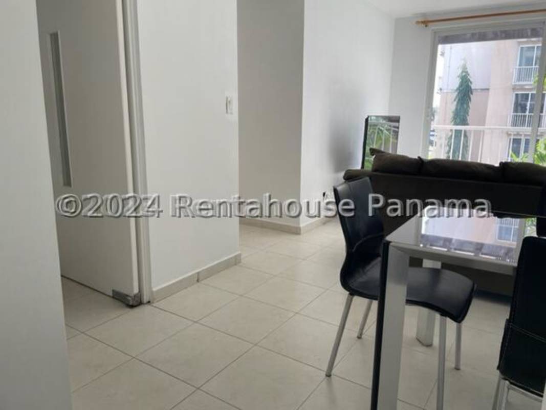 Master bedroom with ceramic floor and natural light Torres de Versalles Panama