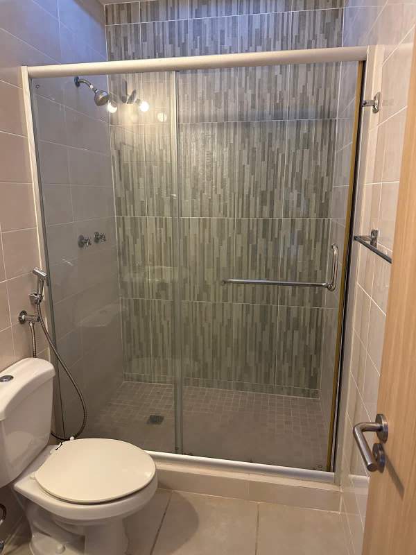 Modern bathroom with enclosed shower, vanity, at PH Victoria Paseo del Norte Panama