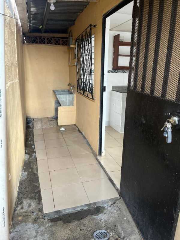 Outdoor laundry area with concrete washbasin in apartment Residence Paraíso San Miguelito Panama