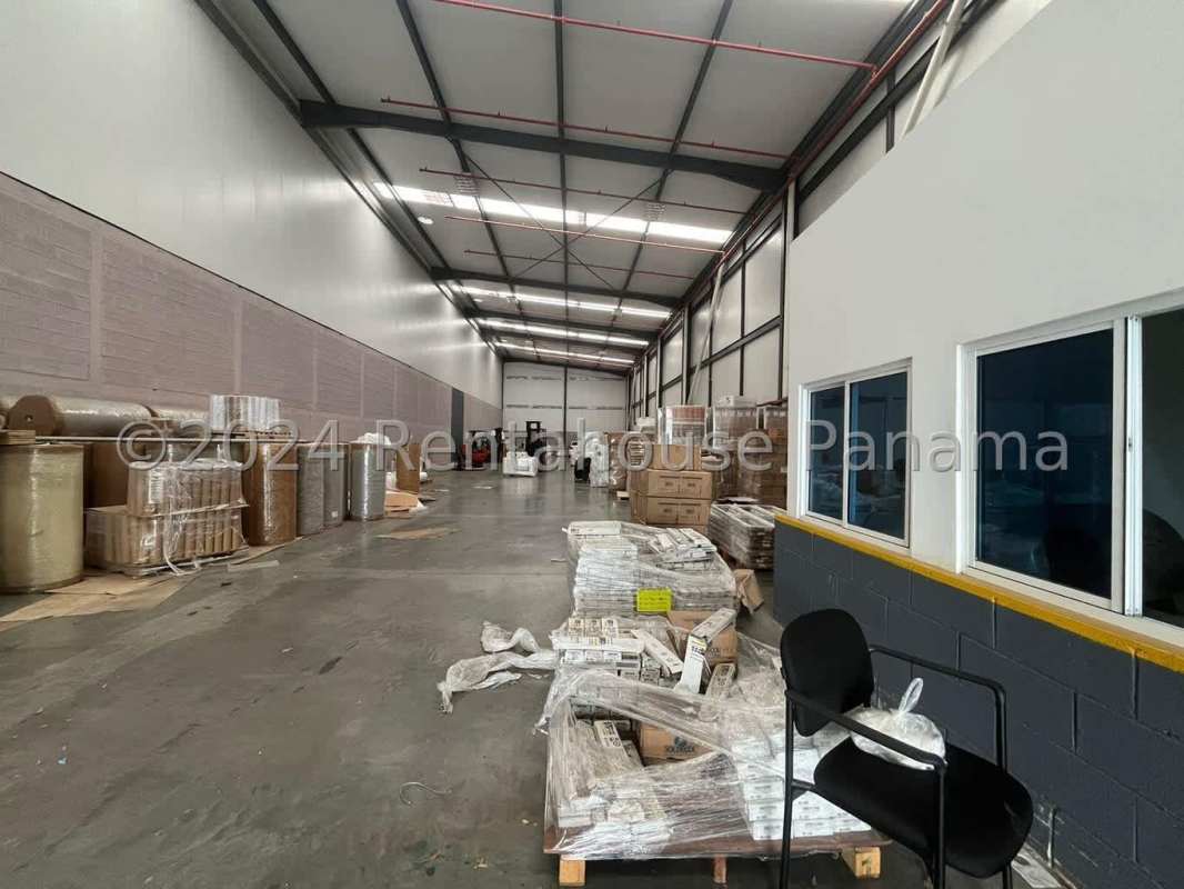 Spacious open warehouse floor with metal roof structure and high clearance at Tocumen Panama