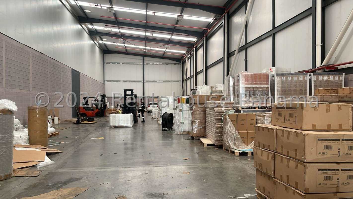 Industrial Warehouse with Offices for Rent near Tocumen Airport