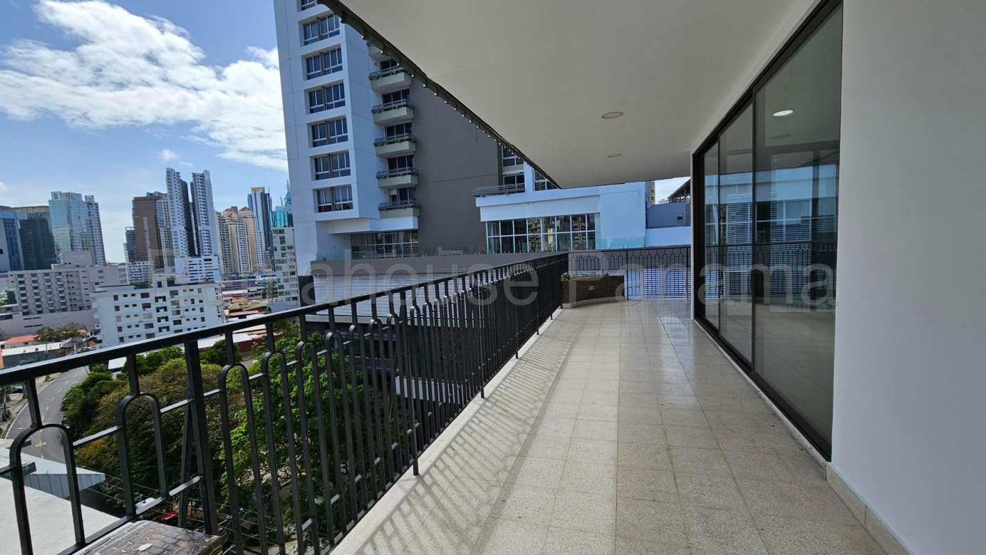 Expansive balcony with panoramic city skyline view in PH Vista del Cangrejo El Cangrejo Panama