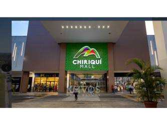 Front entrance view of Chiriquí Mall with modern vertical columns and glass storefronts