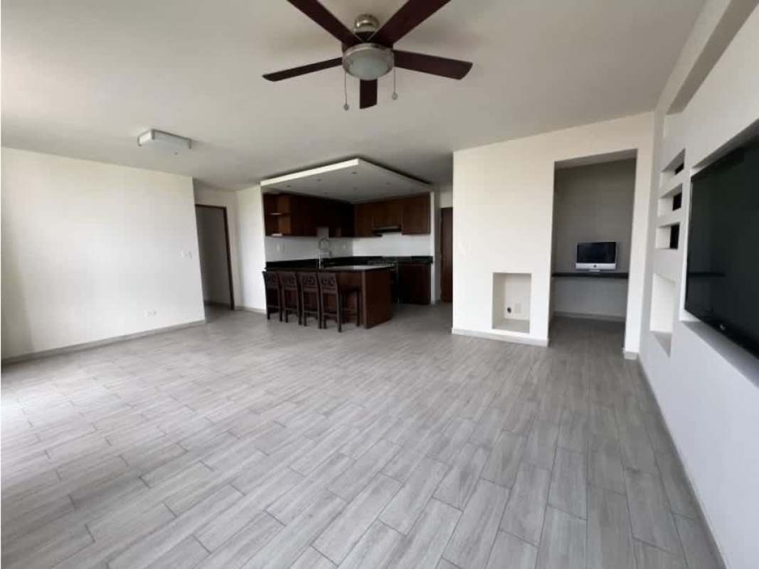 Bright hallway area inside PH Del Caribe apartments in Panama City