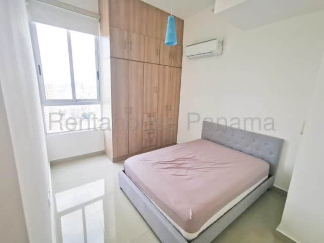 Large master bedroom with built-in closet, air conditioning, ceramic floor in Rainbow Tower Panama