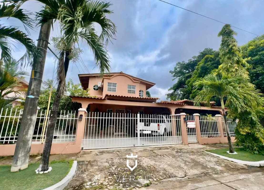 Spacious 4BR Single Family Home in Condado del Rey in Rufina - View 3