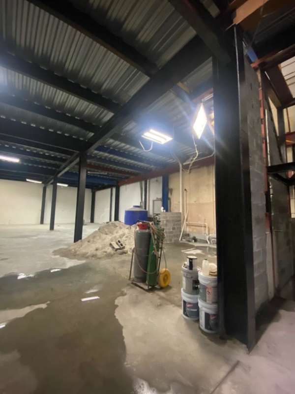 Spacious industrial warehouse with metal beams, unfinished flooring in Panama City