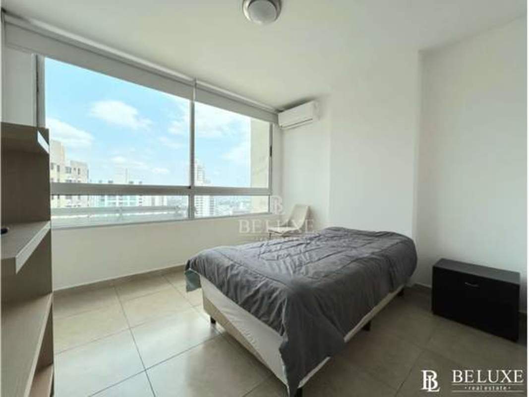 Bedroom with city view, built-in closet and bright light in PH Terrasol San Francisco Panama City