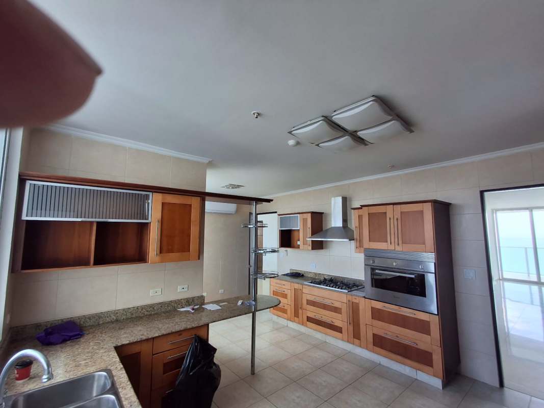 Master bedroom city ocean view window walk-in closet split AC PH Ocean Drive