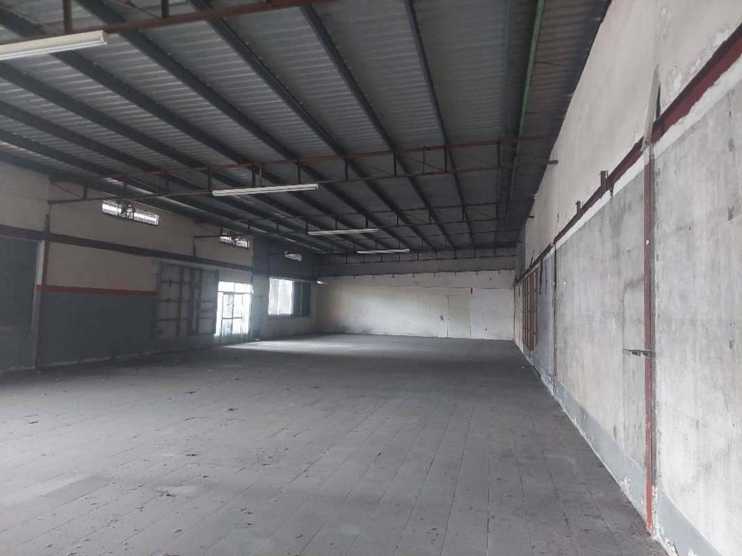 Open industrial warehouse with concrete floors and exposed beams in Panama City