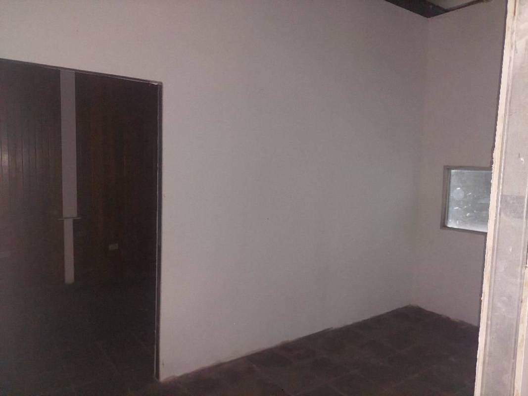 Mezzanine office level overlooking warehouse floor in Parque Lefevre Panama