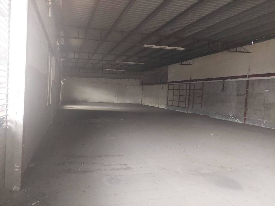 Industrial warehouse with large roll shutter entrance in Parque Lefevre