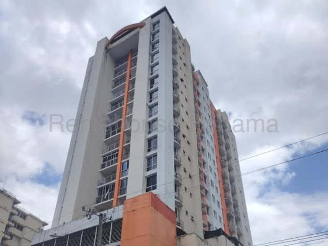 Spacious bedroom with large window, city view, air conditioning, built-in closet at PH Mandalay El Cangrejo Panama