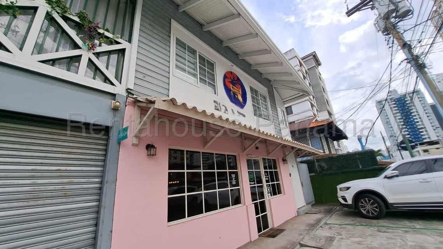 Street view of two-level commercial building facade in San Francisco Panama