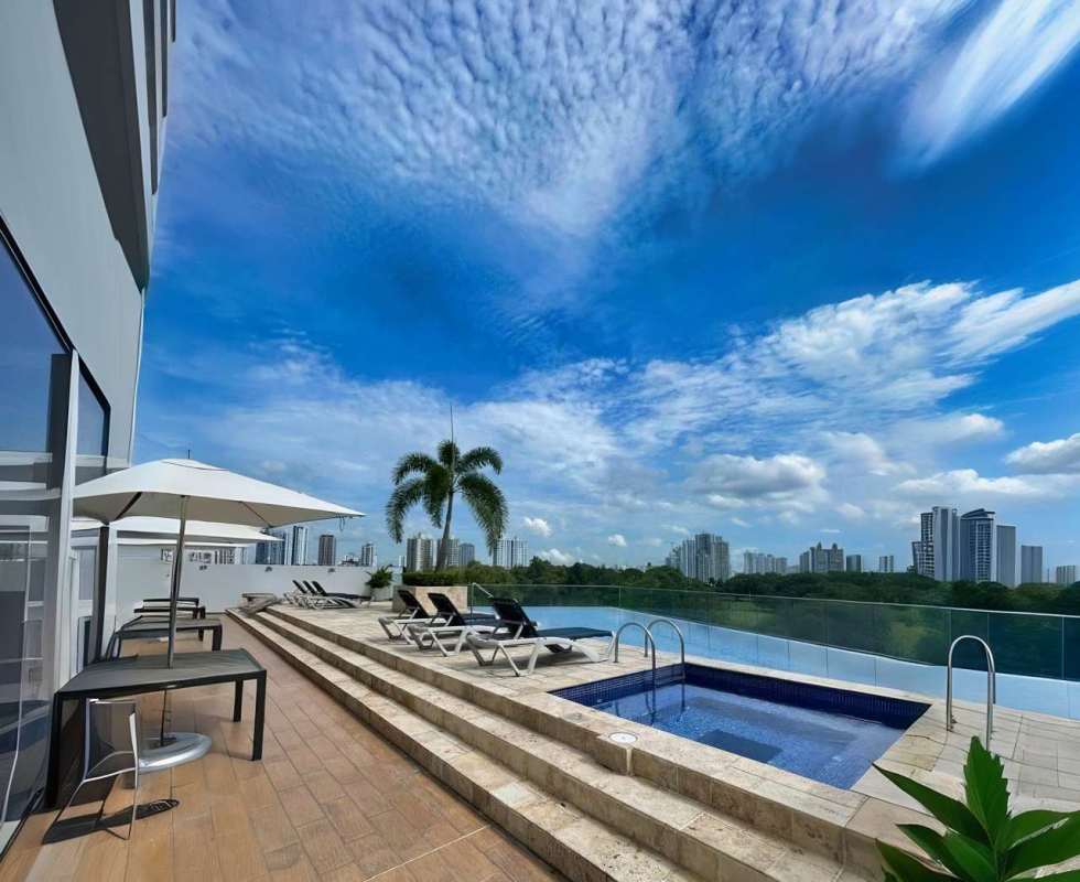Infinity rooftop swimming pool with city view at PH Vista Tower Carrasquilla Panama