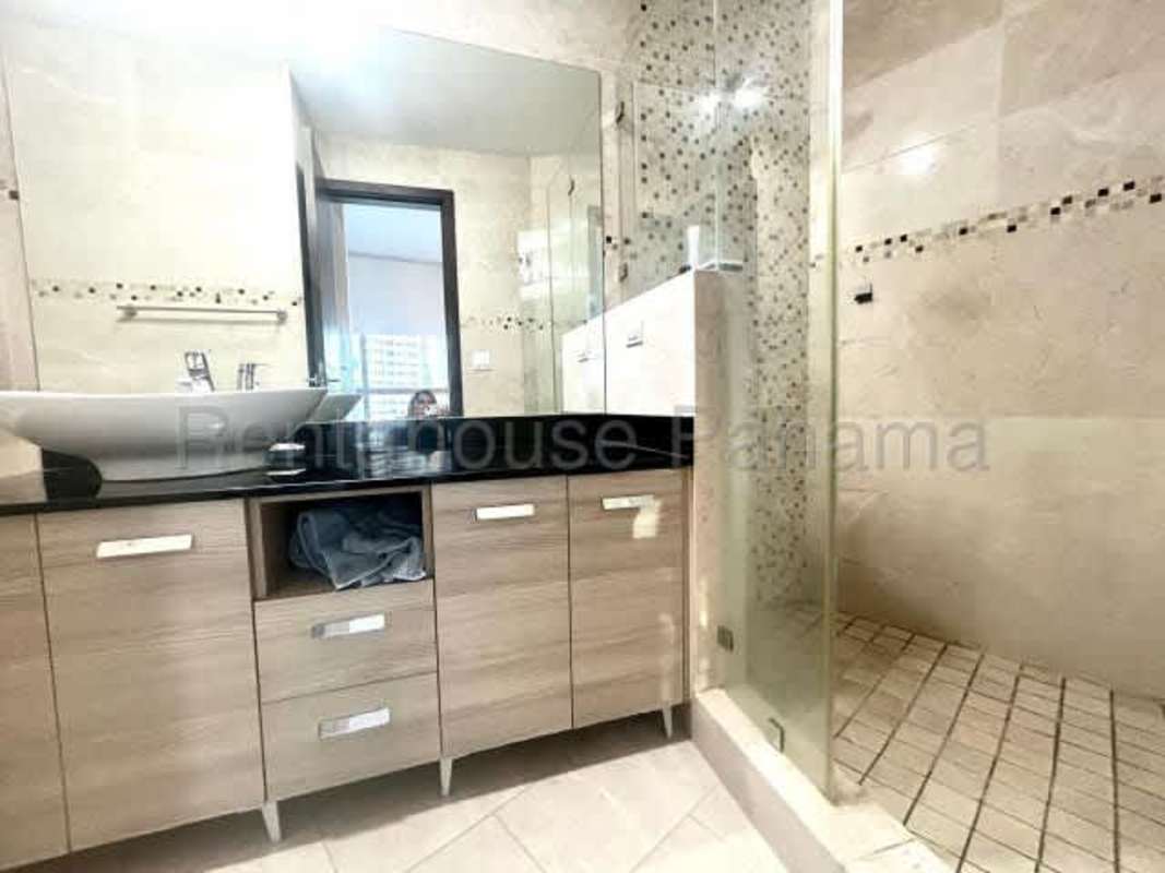 Luxury infinity swimming pool with sea view PH Grand Tower Punta Pacifica